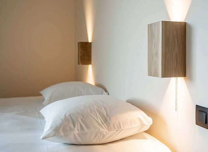 Elegantes Badezimmer im Ferienhaus in Beernem mit begehbarer Dusche, gelegen in Beernem, Westflandern, Belgien. Moderner Komfort und Design.