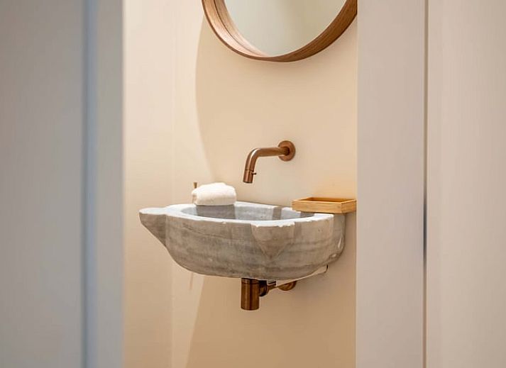 Elegantes Badezimmer im Ferienhaus in Beernem mit begehbarer Dusche, gelegen in Beernem, Westflandern, Belgien. Moderner Komfort und Design.