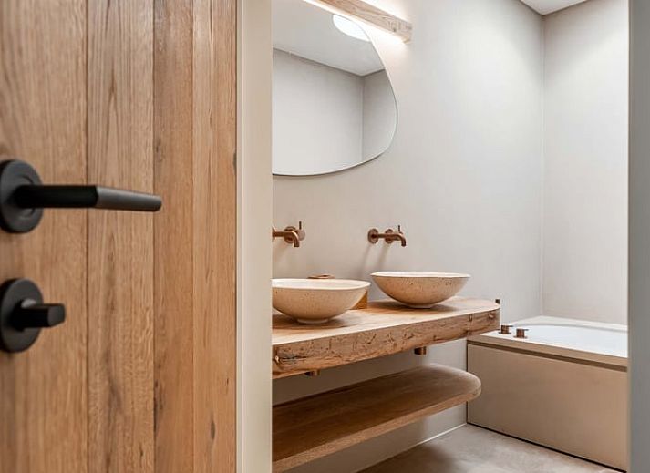 Elegantes Badezimmer im Ferienhaus in Beernem mit begehbarer Dusche, gelegen in Beernem, Westflandern, Belgien. Moderner Komfort und Design.