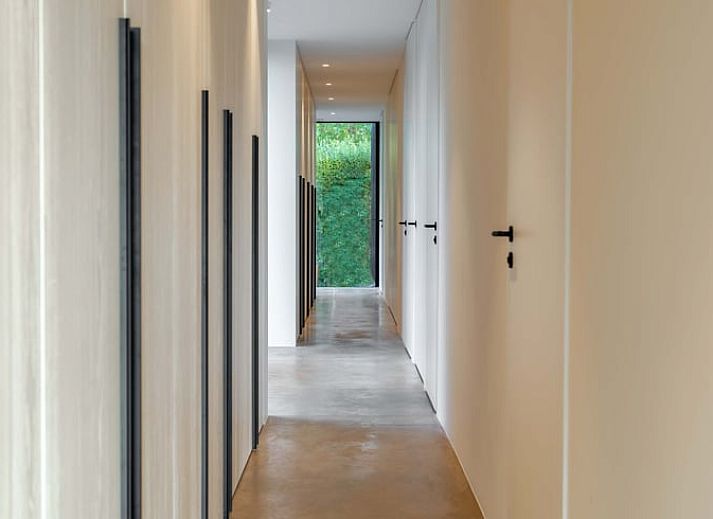 Elegantes Badezimmer im Ferienhaus in Beernem mit begehbarer Dusche, gelegen in Beernem, Westflandern, Belgien. Moderner Komfort und Design.