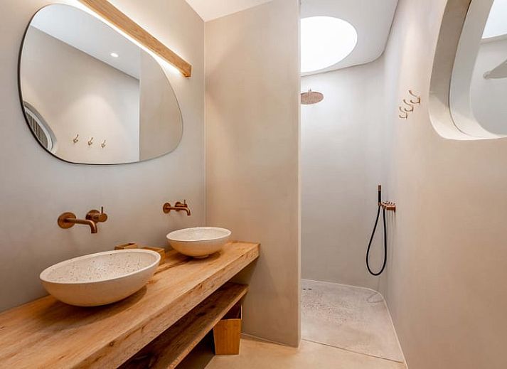 Elegantes Badezimmer im Ferienhaus in Beernem mit begehbarer Dusche, gelegen in Beernem, Westflandern, Belgien. Moderner Komfort und Design.