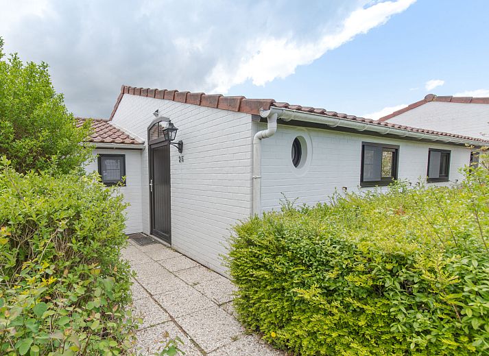 Helles Wohnzimmer des Ferienhauses Duinenhuisje 25 in De Haan, Westflandern, mit modernen Moebeln und geraeumigem Esszimmer.