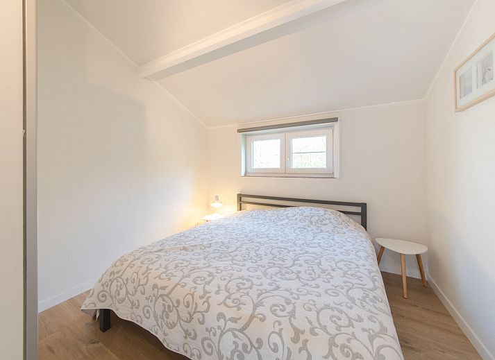 Helles Wohnzimmer des Ferienhauses Duinenhuisje 25 in De Haan, Westflandern, mit modernen Moebeln und geraeumigem Esszimmer.