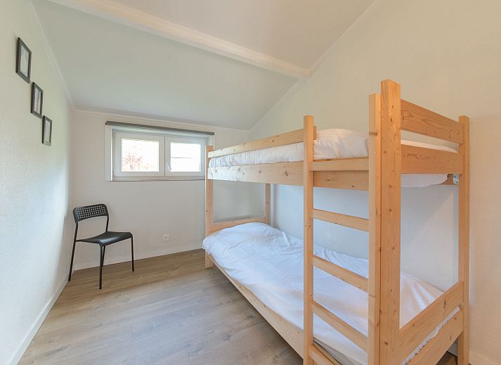 Helles Wohnzimmer des Ferienhauses Duinenhuisje 25 in De Haan, Westflandern, mit modernen Moebeln und geraeumigem Esszimmer.
