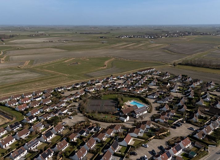 Modernes Badezimmer im Ferienhaus Duinenhuisje 25 in De Haan, Westflandern. Stilvolle Dusche und Waschbecken in diesem komfortablen Ferienhaus.
