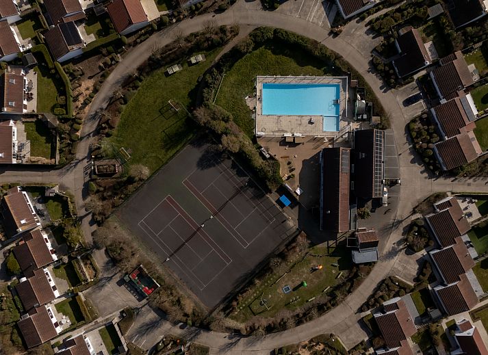 Modernes Badezimmer im Ferienhaus Duinenhuisje 25 in De Haan, Westflandern. Stilvolle Dusche und Waschbecken in diesem komfortablen Ferienhaus.
