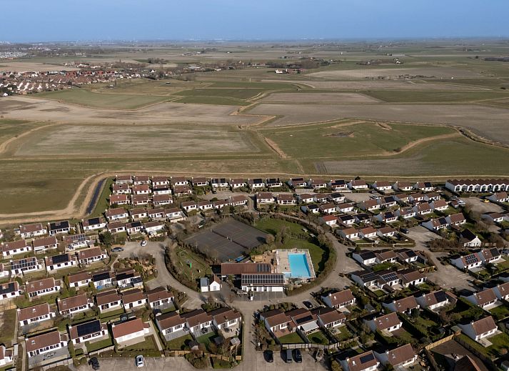 Modernes Badezimmer im Ferienhaus Duinenhuisje 25 in De Haan, Westflandern. Stilvolle Dusche und Waschbecken in diesem komfortablen Ferienhaus.