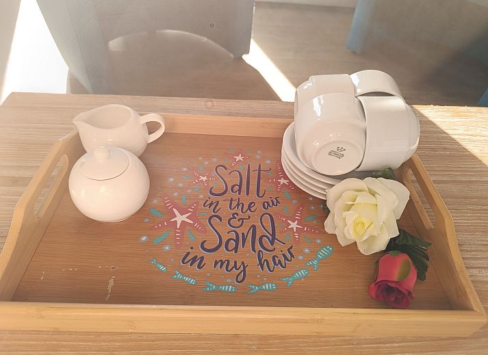 Moderne Kueche im Ferienhaus Duinenhuisje 25 mit schlichten weissen Schraenken, gelegen in De Haan, Westflandern, ideal fuer einen entspannten Aufenthalt.