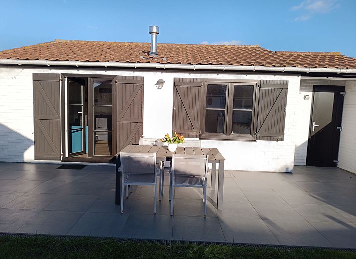 Moderne Kueche im Ferienhaus Duinenhuisje 25 mit schlichten weissen Schraenken, gelegen in De Haan, Westflandern, ideal fuer einen entspannten Aufenthalt.