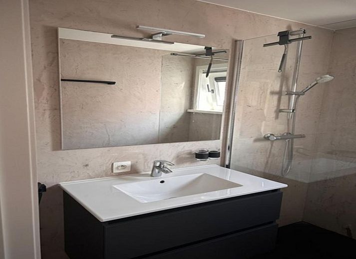 Gemuetliches Wohnzimmer in der Villa Belle Haan, einem Ferienhaus in De Haan, Westflandern, mit komfortabler Sitzecke und moderner Einrichtung.