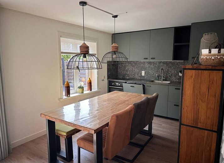 Gemuetliches Wohnzimmer in der Villa Belle Haan, einem Ferienhaus in De Haan, Westflandern, mit komfortabler Sitzecke und moderner Einrichtung.