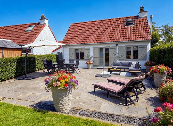 Gemuetliches Wohnzimmer in der Villa Belle Haan, einem Ferienhaus in De Haan, Westflandern, mit komfortabler Sitzecke und moderner Einrichtung.