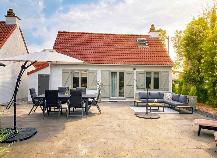 Gemuetliches Wohnzimmer in der Villa Belle Haan, einem Ferienhaus in De Haan, Westflandern, mit komfortabler Sitzecke und moderner Einrichtung.