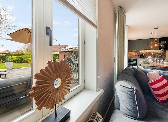 Gemuetliches Schlafzimmer in der Villa Belle Haan, einem Ferienhaus in De Haan, Westflandern, mit bequemem Doppelbett und stimmungsvoller Beleuchtung.