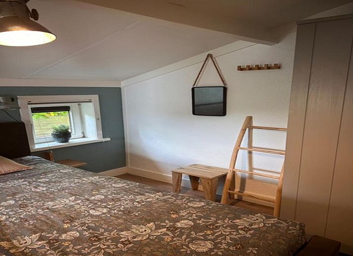 Gemuetliches Schlafzimmer in der Villa Belle Haan, einem Ferienhaus in De Haan, Westflandern, mit bequemem Doppelbett und stimmungsvoller Beleuchtung.