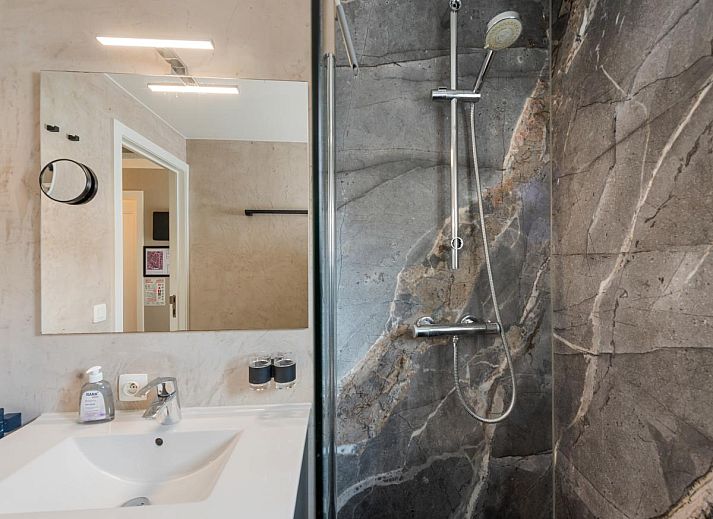 Gemuetliches Schlafzimmer in der Villa Belle Haan, einem Ferienhaus in De Haan, Westflandern, mit bequemem Doppelbett und stimmungsvoller Beleuchtung.