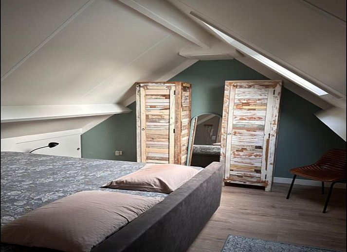 Gemuetliches Schlafzimmer in der Villa Belle Haan, einem Ferienhaus in De Haan, Westflandern, mit bequemem Doppelbett und stimmungsvoller Beleuchtung.