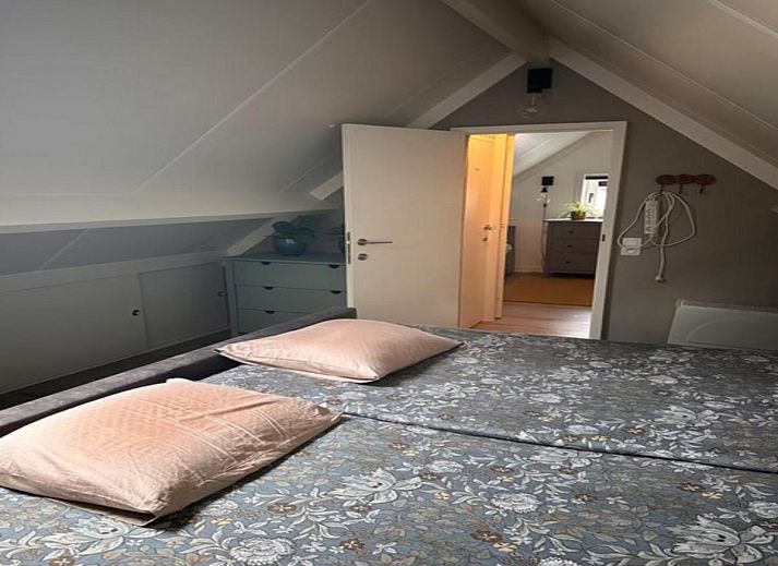 Gemuetliches Schlafzimmer in der Villa Belle Haan, einem Ferienhaus in De Haan, Westflandern, mit bequemem Doppelbett und stimmungsvoller Beleuchtung.