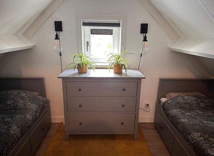 Modernes Badezimmer in der Villa Belle Haan, einem Ferienhaus in De Haan, Westflandern, mit stilvoller Dusche und Waschbecken.