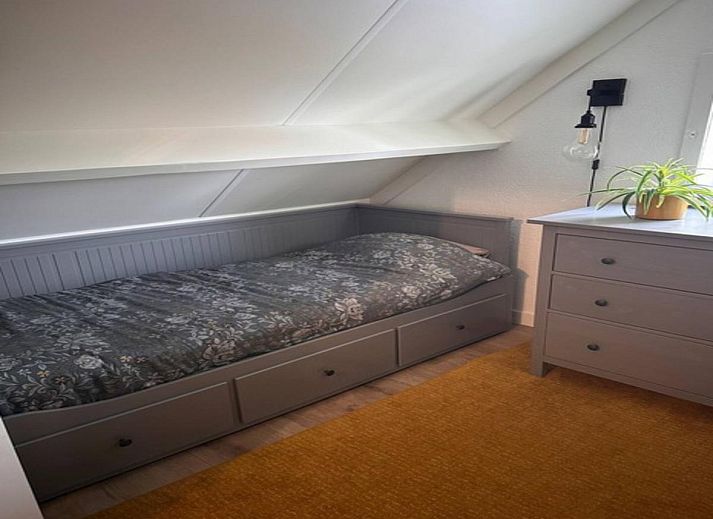 Modernes Badezimmer in der Villa Belle Haan, einem Ferienhaus in De Haan, Westflandern, mit stilvoller Dusche und Waschbecken.