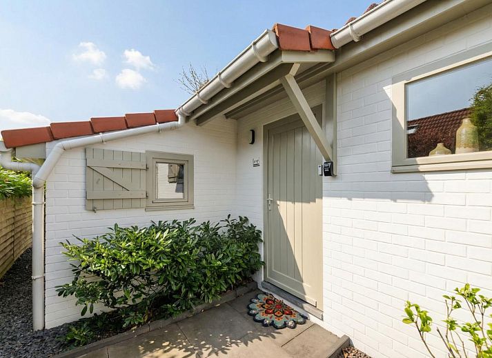 Modernes Badezimmer in der Villa Belle Haan, einem Ferienhaus in De Haan, Westflandern, mit stilvoller Dusche und Waschbecken.