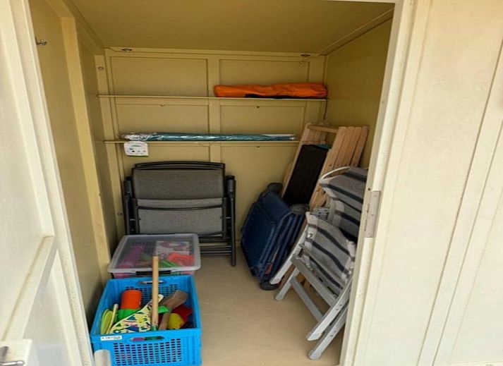 Modernes Badezimmer in der Villa Belle Haan, einem Ferienhaus in De Haan, Westflandern, mit stilvoller Dusche und Waschbecken.