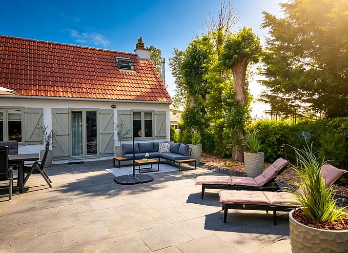 Modernes Badezimmer in der Villa Belle Haan, einem Ferienhaus in De Haan, Westflandern, mit stilvoller Dusche und Waschbecken.