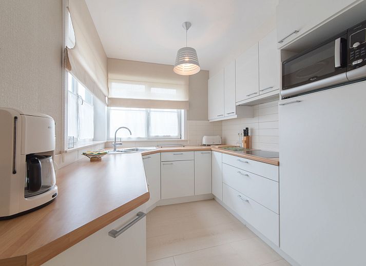 Geniessen Sie den sonnigen Garten des Ferienhauses Dagmar mit Parkplatz in De Haan, Westflandern, ideal fuer Entspannung in einem charmanten Ferienhaus.