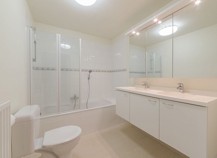 Geniessen Sie den sonnigen Garten des Ferienhauses Dagmar mit Parkplatz in De Haan, Westflandern, ideal fuer Entspannung in einem charmanten Ferienhaus.