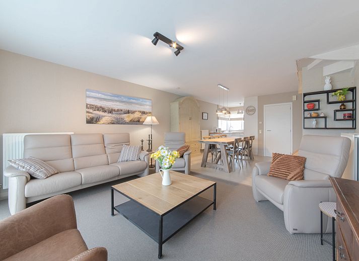 Gemuetliches Wohnzimmer im Ferienhaus Dagmar mit komfortabler Sitzecke, gelegen in De Haan, Westflandern, ideal fuer einen entspannten Aufenthalt.