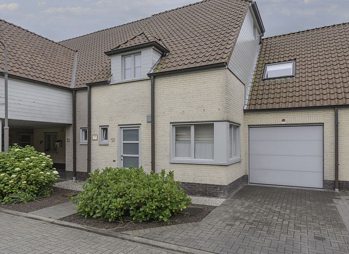 Gemuetliches Wohnzimmer im Ferienhaus Dagmar mit komfortabler Sitzecke, gelegen in De Haan, Westflandern, ideal fuer einen entspannten Aufenthalt.