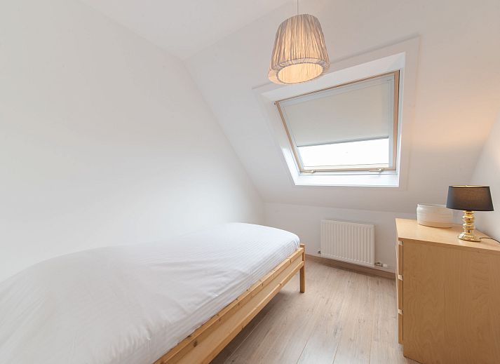 Gemuetliches Wohnzimmer im Ferienhaus Dagmar mit komfortabler Sitzecke, gelegen in De Haan, Westflandern, ideal fuer einen entspannten Aufenthalt.