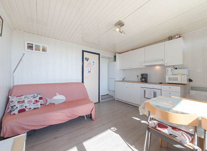 Gemuetlicher Innenraum des Apartments Lotus 310 in De Haan, Belgien, mit Blick auf die Umgebung vom hellen Wohnzimmer aus.