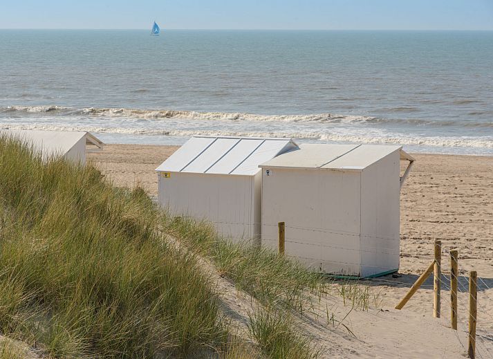 Attraktives Schlafzimmer im Apartment Lotus 310 in De Haan, Westflandern, mit bequemem Bett und natuerlichem Tageslicht.