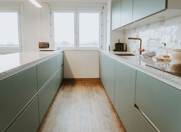 Stilvolles Wohnzimmer des Apartments Residence Du Parc mit Meerblick in De Haan, Belgien, mit moderner Einrichtung und geraeumigem Essbereich.