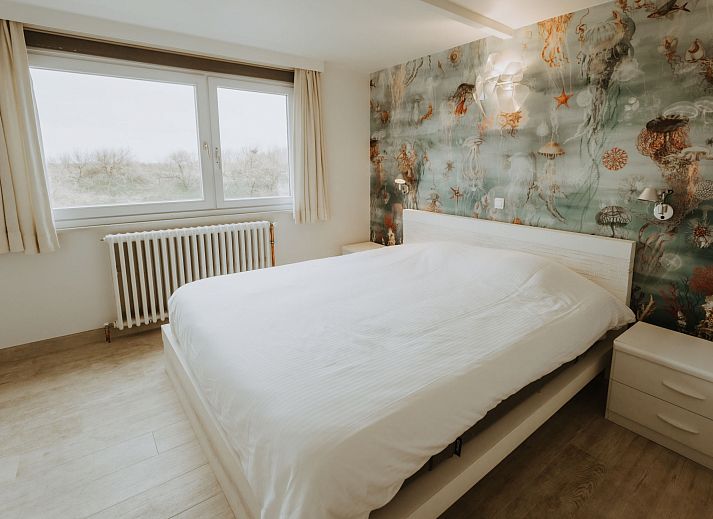Stilvolles Wohnzimmer des Apartments Residence Du Parc mit Meerblick in De Haan, Belgien, mit moderner Einrichtung und geraeumigem Essbereich.