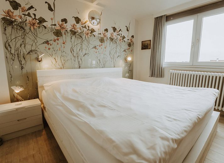 Stilvolles Wohnzimmer des Apartments Residence Du Parc mit Meerblick in De Haan, Belgien, mit moderner Einrichtung und geraeumigem Essbereich.