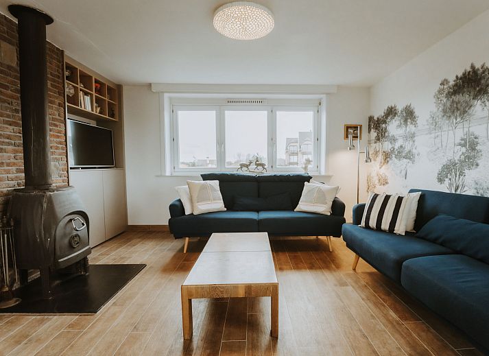 Stilvolles Wohnzimmer des Apartments Residence Du Parc mit Meerblick in De Haan, Belgien, mit moderner Einrichtung und geraeumigem Essbereich.