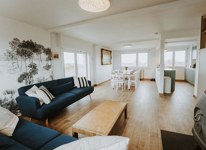 Gemuetliches Ess- und Wohnzimmer im Apartment Residence Du Parc mit Meerblick in De Haan, Westflandern, ideal fuer einen entspannten Aufenthalt.