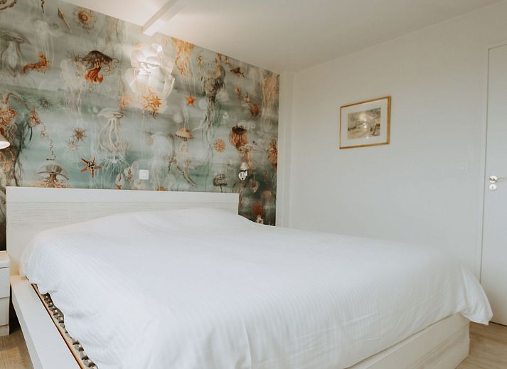Moderne Kueche im Apartment Residence Du Parc mit Meerblick, gelegen in De Haan, Westflandern, Belgien, mit grosszuegigen Arbeitsflaechen und Ausblick.