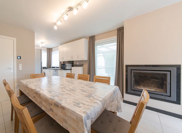 Gemuetliches Wohnzimmer im Ferienhaus Boonenhove nr.57 mit komfortabler Sitzecke, gelegen in De Haan, Westflandern, ideal zum Entspannen.