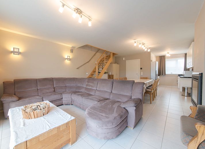 Gemuetliches Wohnzimmer im Ferienhaus Boonenhove nr.57 mit komfortabler Sitzecke, gelegen in De Haan, Westflandern, ideal zum Entspannen.