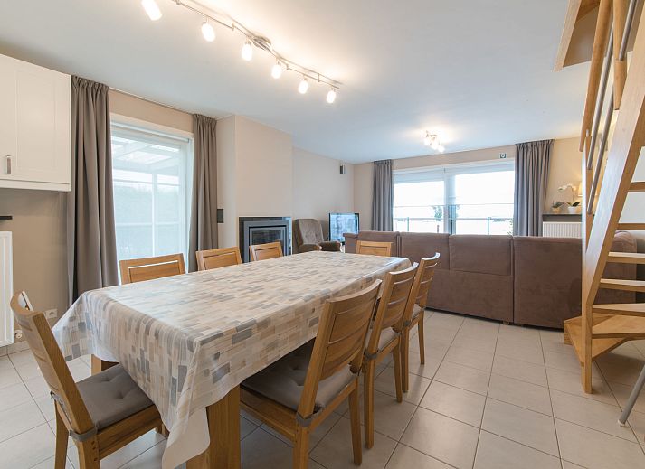 Moderne Kueche im Ferienhaus Boonenhove Nr. 57 in De Haan, Westflandern, Belgien, mit schlichten weissen Schraenken und viel Arbeitsflaeche.