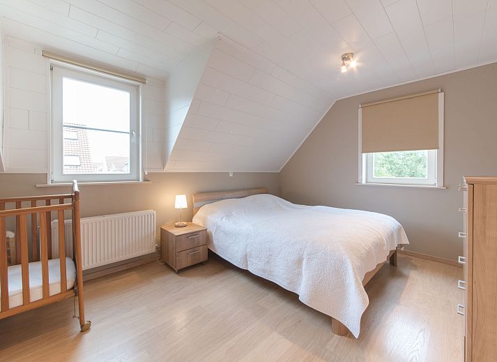 Moderne Kueche im Ferienhaus Boonenhove Nr. 57 in De Haan, Westflandern, Belgien, mit schlichten weissen Schraenken und viel Arbeitsflaeche.