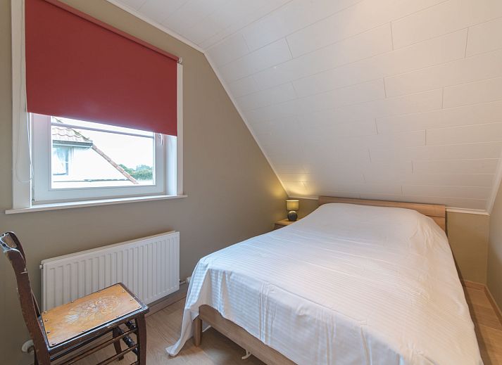 Moderne Kueche im Ferienhaus Boonenhove Nr. 57 in De Haan, Westflandern, Belgien, mit schlichten weissen Schraenken und viel Arbeitsflaeche.