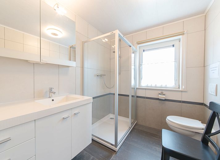 Moderne Kueche im Ferienhaus Boonenhove Nr. 57 in De Haan, Westflandern, Belgien, mit schlichten weissen Schraenken und viel Arbeitsflaeche.