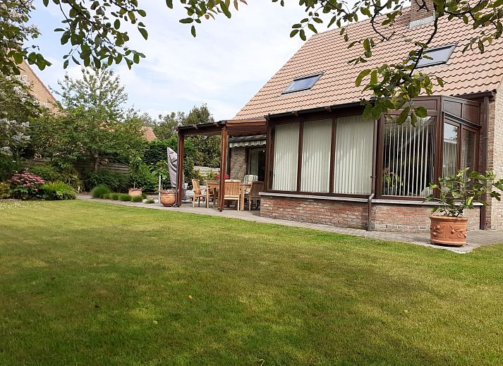 Gemuetliches Wohnzimmer des Ferienhauses Villa Kievit in De Haan, Westflandern, mit bequemer Sitzecke und viel Tageslicht.