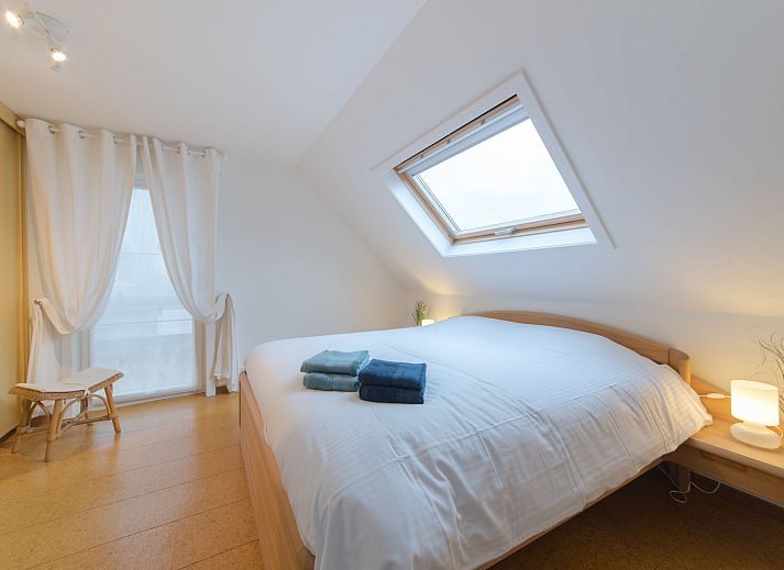 Gemuetliches Wohnzimmer des Ferienhauses Villa Kievit in De Haan, Westflandern, mit bequemer Sitzecke und viel Tageslicht.