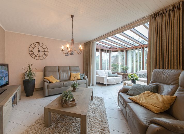 Geniessen Sie den gruenen Garten und die gemuetliche Terrasse des Ferienhauses Villa Kievit mit Sauna in De Haan, Westflandern, Belgien.