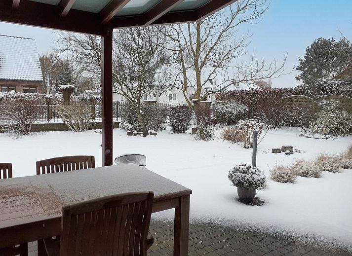 Moderne Kueche im Ferienhaus Villa Kievit mit Sauna und Parkplatz in De Haan, Westflandern. Geraeumiger Kochbereich mit viel Licht.